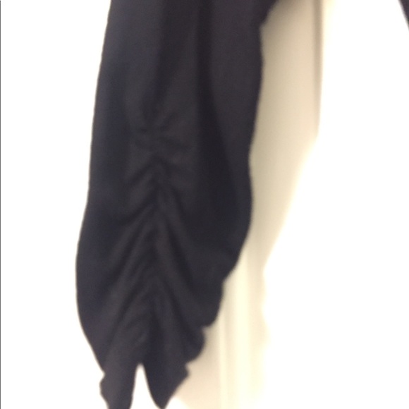 Black top with sleeves and keyhole in front - Picture 5 of 5